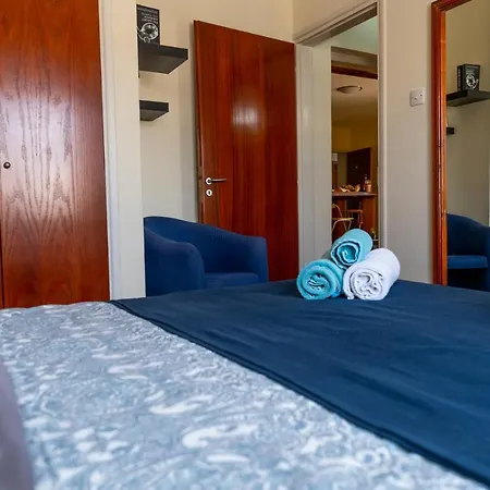 Gold Feathers Apartment *